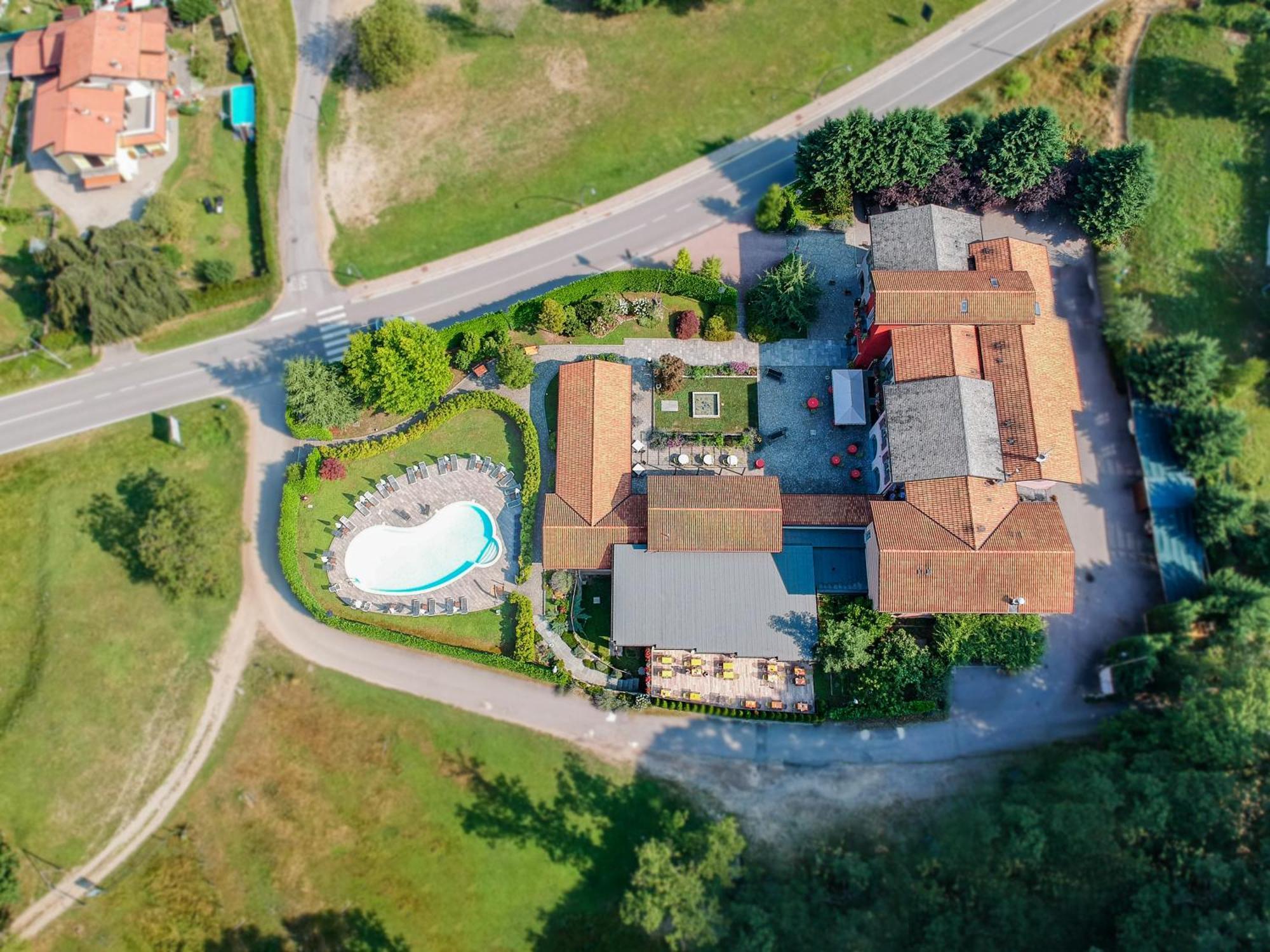 Hotel Cortese Armeno Bagian luar foto