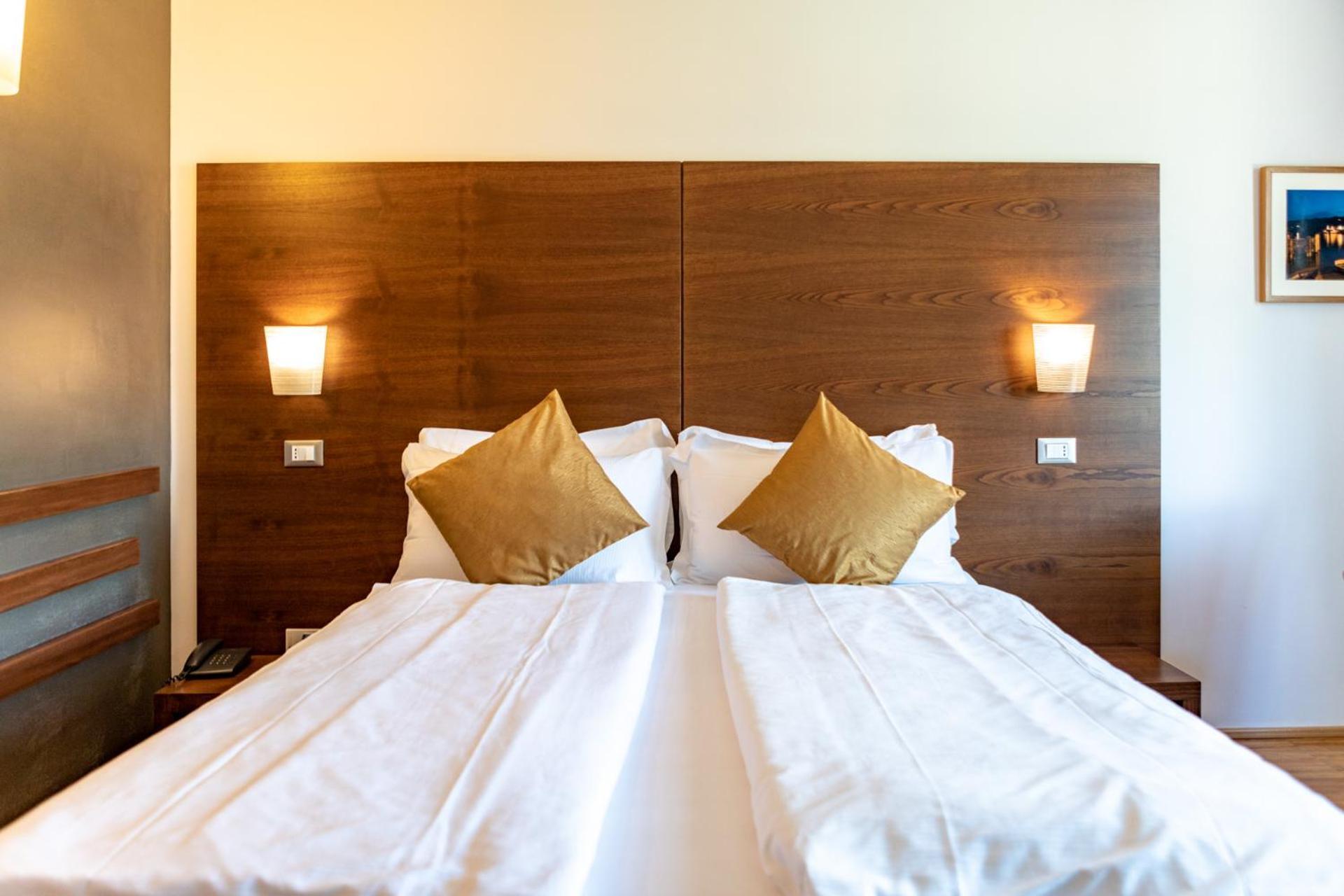 Hotel Cortese Armeno Bagian luar foto