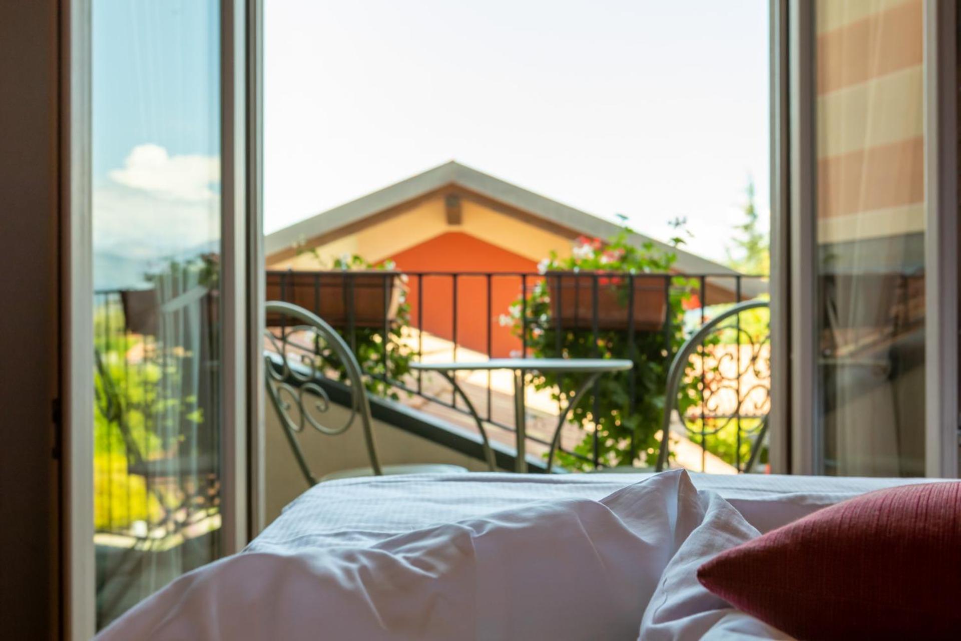 Hotel Cortese Armeno Bagian luar foto