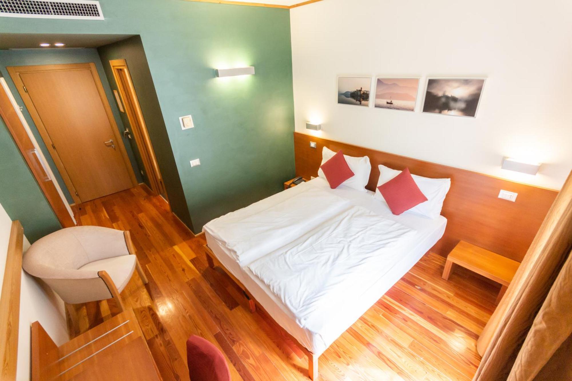 Hotel Cortese Armeno Bagian luar foto
