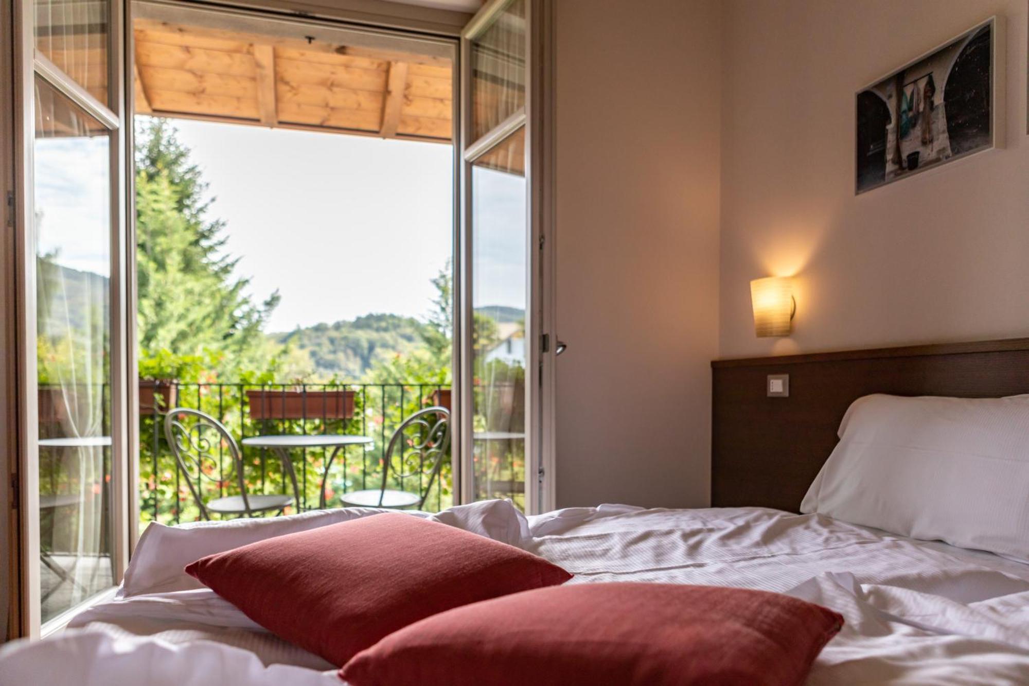 Hotel Cortese Armeno Bagian luar foto