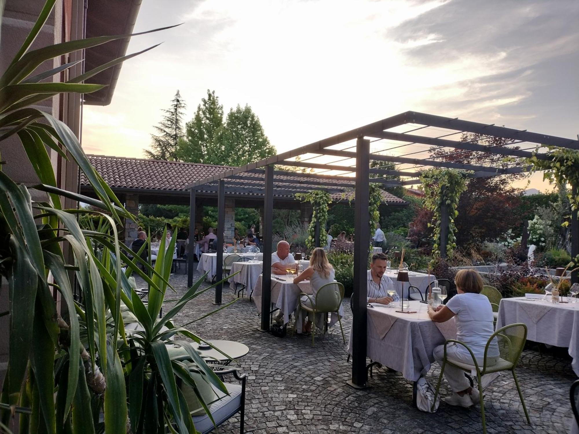 Hotel Cortese Armeno Bagian luar foto