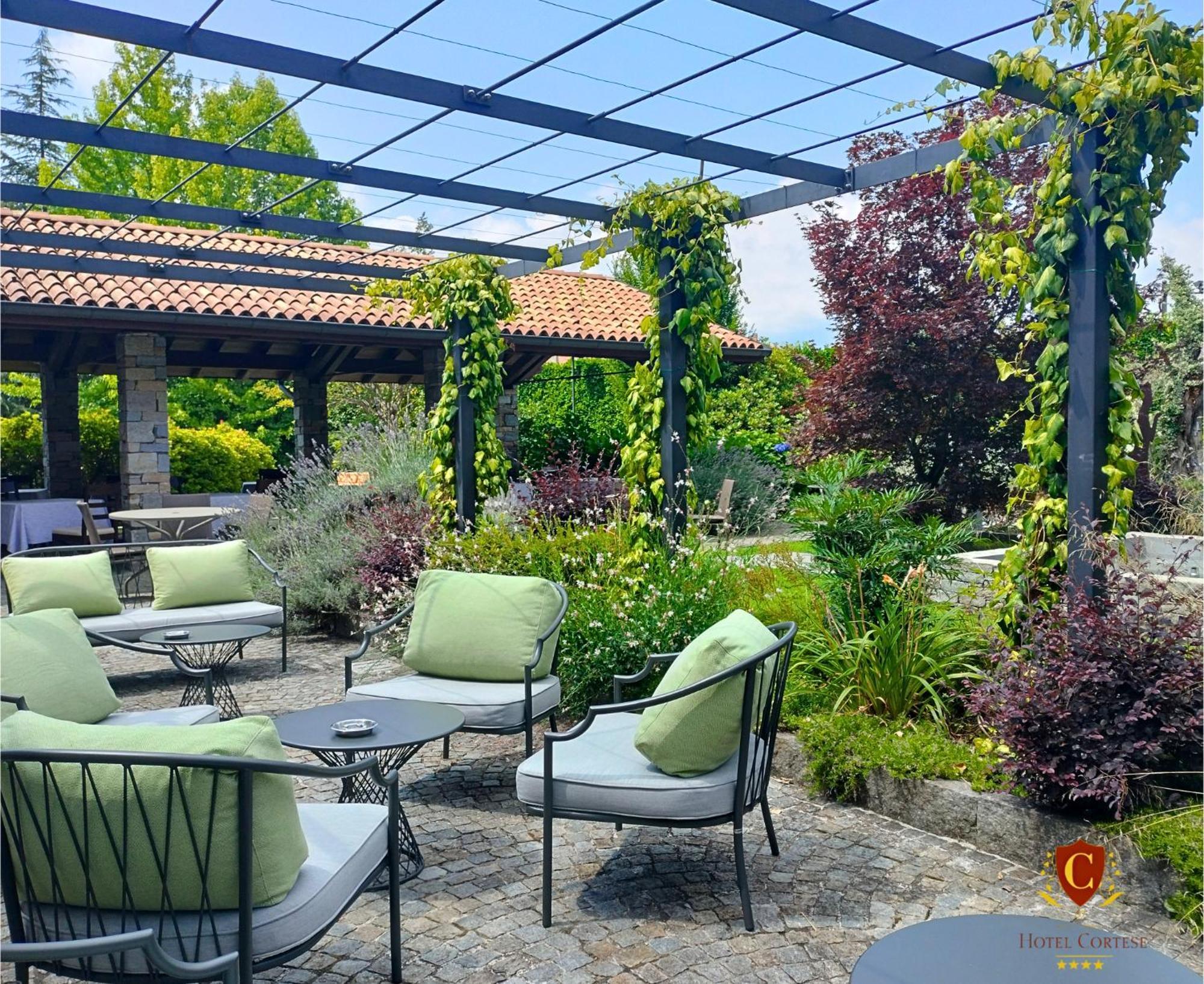 Hotel Cortese Armeno Bagian luar foto